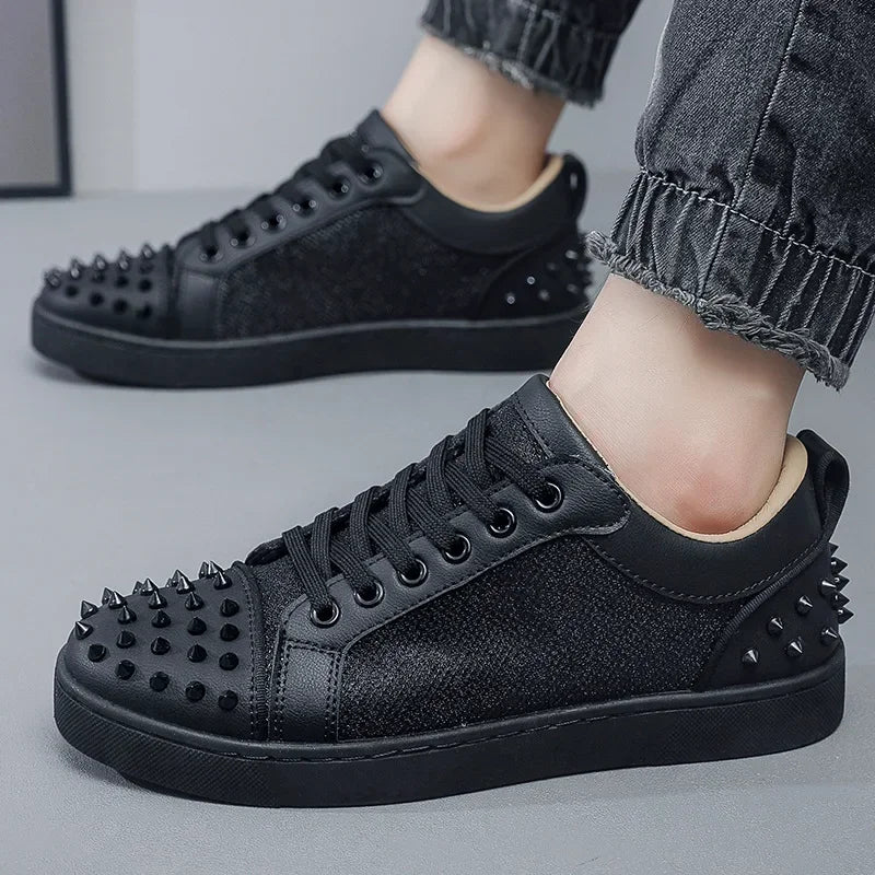 Zapatillas con remaches para hombre: calzado informal de moda urbana